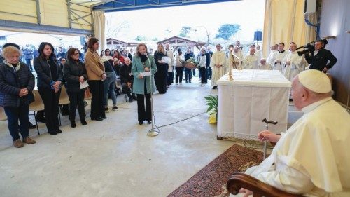 Il Papa lava i piedi a dodici detenute QUO-073 Il Papa lava i piedi a dodici detenute QUO-073