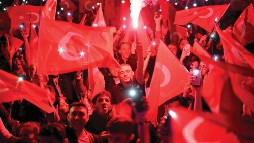 TOPSHOT - Opposition Republican People's Party (CHP) supporters celebrate outside the main ... TOPSHOT - Opposition Republican People's Party (CHP) supporters celebrate outside the main ...