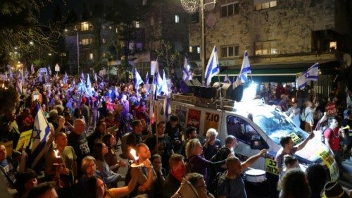 epa11255926 Israeli anti government protesters hold torches during a protest outside the residence ... epa11255926 Israeli anti government protesters hold torches during a protest outside the residence ...
