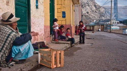 (FILES) Photo taken on March 31, 2008 showing a woman and children at the Doe Run Mining complex, of ... (FILES) Photo taken on March 31, 2008 showing a woman and children at the Doe Run Mining complex, of ...