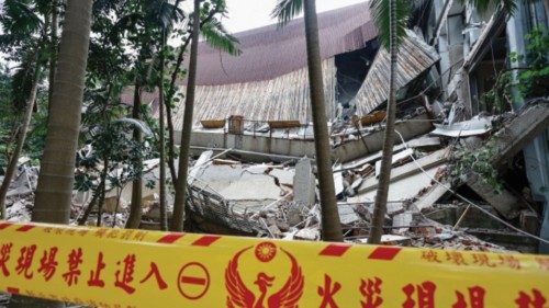 epaselect epa11256546 The wreckage of a printing companyâs factory after it collapsed following a ... epaselect epa11256546 The wreckage of a printing companyâs factory after it collapsed following a ...