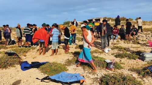 Una sessantina di migranti sono sbarcati autonomamente questo pomeriggio a Lampedusa in località ... Una sessantina di migranti sono sbarcati autonomamente questo pomeriggio a Lampedusa in località ...
