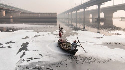 Delhi (India), uomini pescano fra la schiuma inquinante del fiume Yamuna, fra il ponte Amrapali ... Delhi (India), uomini pescano fra la schiuma inquinante del fiume Yamuna, fra il ponte Amrapali ...
