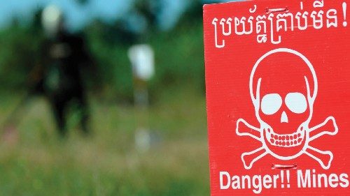 TO GO WITH Cambodia-weapons-landmines-treaty,FOCUS by Suy Se
A Cambodian deminer (background L) ... TO GO WITH Cambodia-weapons-landmines-treaty,FOCUS by Suy Se
A Cambodian deminer (background L) ...