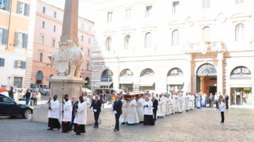 Stile sacerdotale anche nel dolore QUO-085 Stile sacerdotale anche nel dolore QUO-085