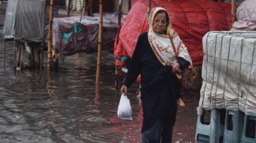 epa11278192 People make their way during heavy rain in Karachi, Pakistan, 14 April 2024. At least 29 ... epa11278192 People make their way during heavy rain in Karachi, Pakistan, 14 April 2024. At least 29 ...