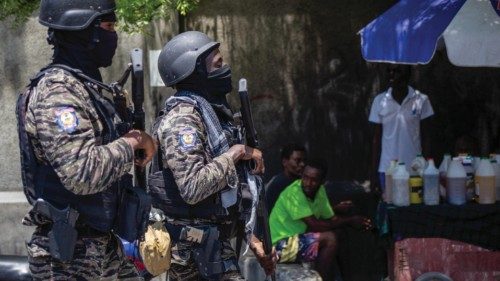 epa11266585 Agents of the Haitian National Police PNH confront bandits around Champs de Mars, the ... epa11266585 Agents of the Haitian National Police PNH confront bandits around Champs de Mars, the ...