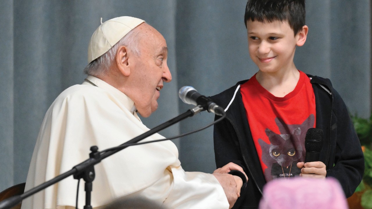  Il Papa catechista tra i bambini  QUO-089