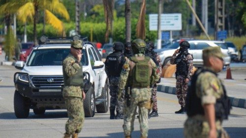 epa11268307 Ecuadorian military guard the vicinity of the Naval hospital, where former Ecuadorian ...