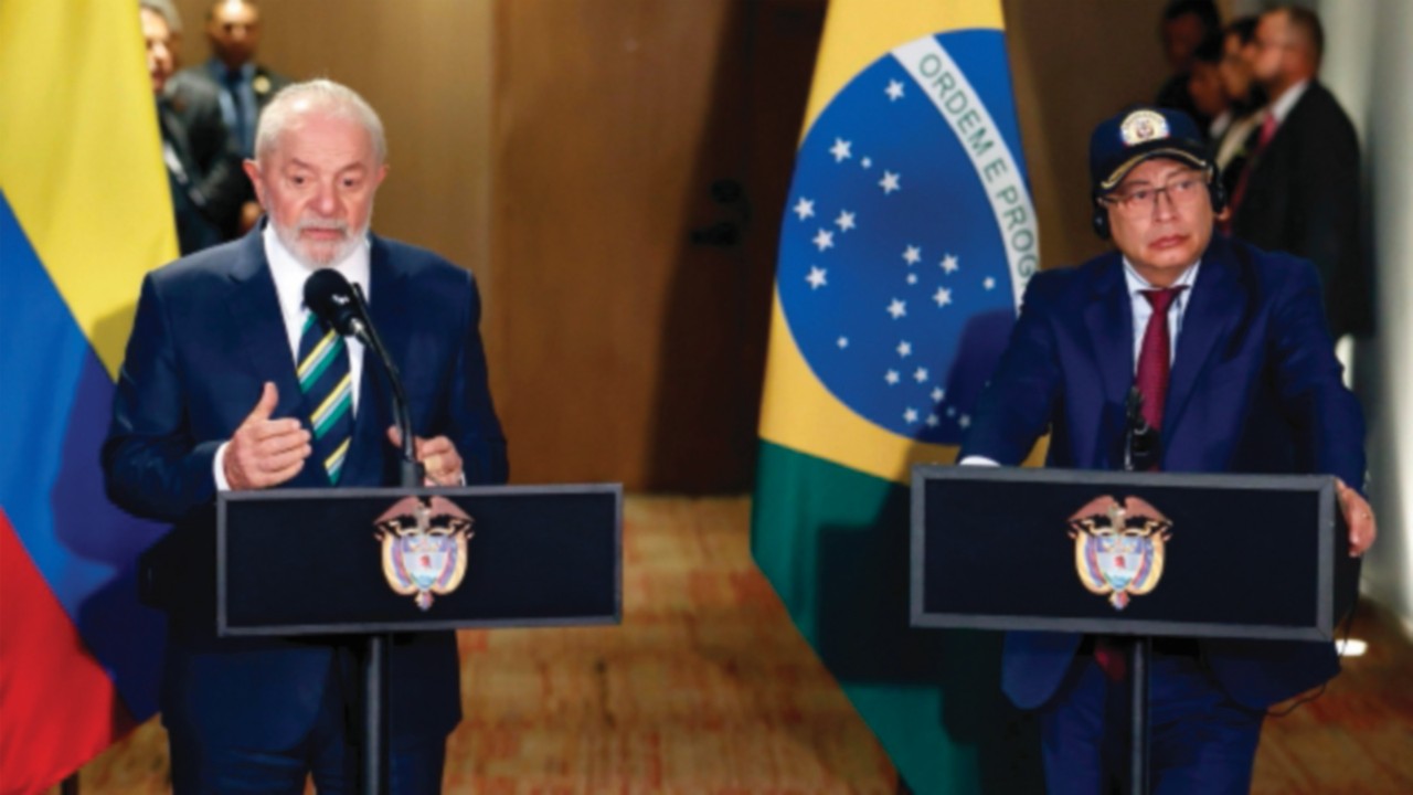 epa11285659 Colombian President Gustavo Petro (R) listens to his Brazilian counterpart Luiz Inacio ...