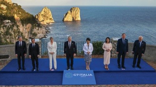 La foto dei ministri Esteri davanti ai Faraglioni: da sinistra il segretario di Stato USA Antony ... La foto dei ministri Esteri davanti ai Faraglioni: da sinistra il segretario di Stato USA Antony ...