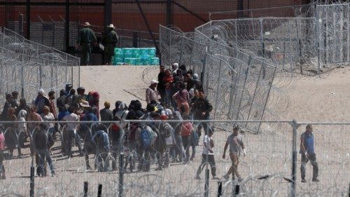 epa11287652 Migrants gather on the border with the United States, in Ciudad Juarez, Mexico, 18 April ... epa11287652 Migrants gather on the border with the United States, in Ciudad Juarez, Mexico, 18 April ...