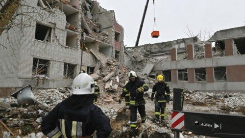 epaselect epa11284585 Ukrainian rescuers work at the site of a missile strike in Chernihiv, northern ... epaselect epa11284585 Ukrainian rescuers work at the site of a missile strike in Chernihiv, northern ...