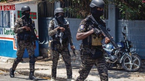 epa11266584 Agents of the Haitian National Police PNH confront bandits around Champs de Mars, the ... epa11266584 Agents of the Haitian National Police PNH confront bandits around Champs de Mars, the ...