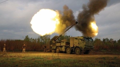 TOPSHOT - Gunners from 43rd Separate Mechanized Brigade of the Armed Forces of Ukraine fire at ... TOPSHOT - Gunners from 43rd Separate Mechanized Brigade of the Armed Forces of Ukraine fire at ...