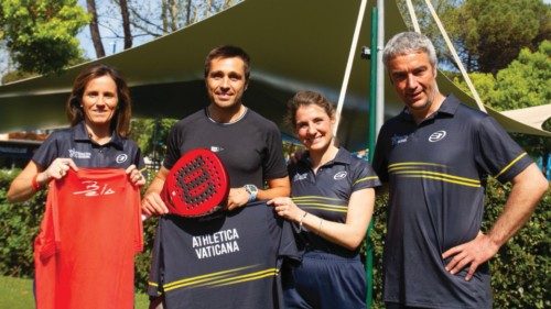 Giocando a padel in stile fraterno insieme con QUO-093 Giocando a padel in stile fraterno insieme con QUO-093