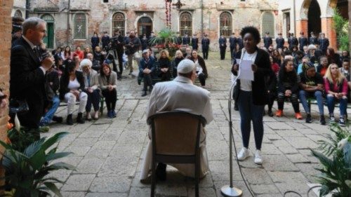 Quelle donne emarginate che cercano di sentirsi utili QUO-097 Quelle donne emarginate che cercano di sentirsi utili QUO-097