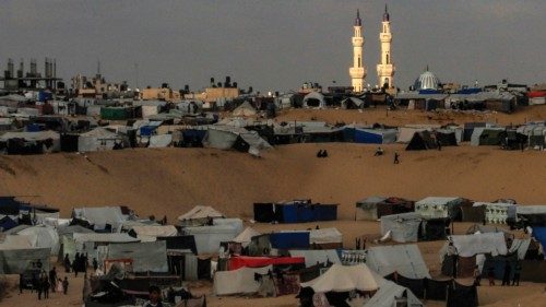 TOPSHOT - Light illuminates the minarets of al-Taiba mosque at sunset before the tents of displaced ... TOPSHOT - Light illuminates the minarets of al-Taiba mosque at sunset before the tents of displaced ...