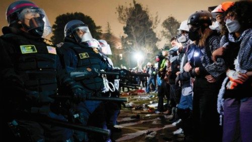 TOPSHOT - Police face-off with pro-Palestinian students after destroying part of the encampment ... TOPSHOT - Police face-off with pro-Palestinian students after destroying part of the encampment ...