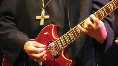 Notker Wolf, Abtprimas der Benediktiner, spielt E-Gitarre bei einem Auftritt mit seiner Band ...