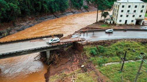 TOPSHOT - Aerial view of a bridge partially destroyed by floods in Encantado, Rio Grande do Sul ... TOPSHOT - Aerial view of a bridge partially destroyed by floods in Encantado, Rio Grande do Sul ...