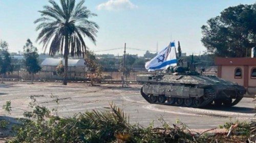 Truppe israeliane entrano al valico di Rafah, 7 maggio 2024. ANSA/ IDF ++HO - NO SALES EDITORIAL USE ... Truppe israeliane entrano al valico di Rafah, 7 maggio 2024. ANSA/ IDF ++HO - NO SALES EDITORIAL USE ...