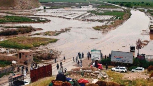 Afgan people gather along a road before a floaded area between Samangan and Mazar-i-Sharif following ... Afgan people gather along a road before a floaded area between Samangan and Mazar-i-Sharif following ...