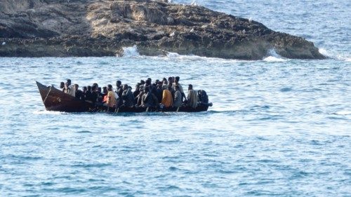 Barca con 50 migranti alla deriva nel Mediterraneo QUO-108 Barca con 50 migranti alla deriva nel Mediterraneo QUO-108