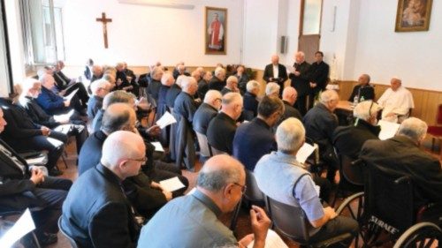 Preti anziani e giovani vadano avanti insieme QUO-109 Preti anziani e giovani vadano avanti insieme QUO-109