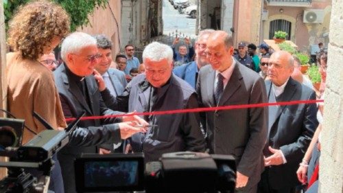 Apre anche a Catania la lavanderia di Papa Francesco QUO-111 Apre anche a Catania la lavanderia di Papa Francesco QUO-111