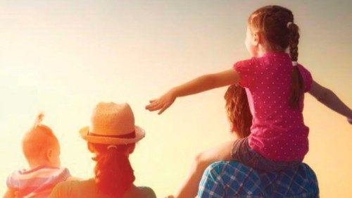 La società delle solitudini e la fraternità che si impara in famiglia QUO-111 La società delle solitudini e la fraternità che si impara in famiglia QUO-111