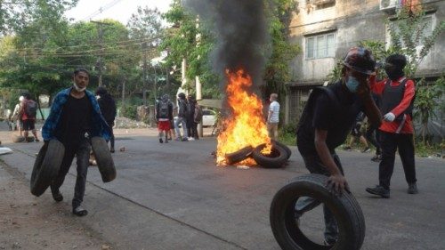 In Myanmar scontri tra esercito e ribelli QUO-113 In Myanmar scontri tra esercito e ribelli QUO-113