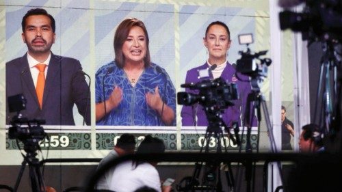 epa11354627 Journalists listen to the presidential debate in Mexico City, Mexico, 19 May 2024. The ... epa11354627 Journalists listen to the presidential debate in Mexico City, Mexico, 19 May 2024. The ...