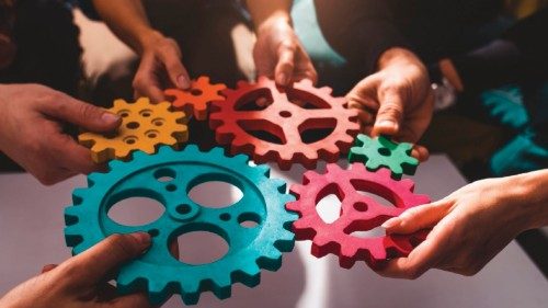 L’abbraccio tra Chiesa e democrazia QUO-117 L’abbraccio tra Chiesa e democrazia QUO-117