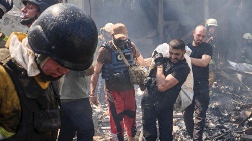 epaselect epa11363328 Rescuers carry the body of a victim at the site of a shelling on a printing ... epaselect epa11363328 Rescuers carry the body of a victim at the site of a shelling on a printing ...