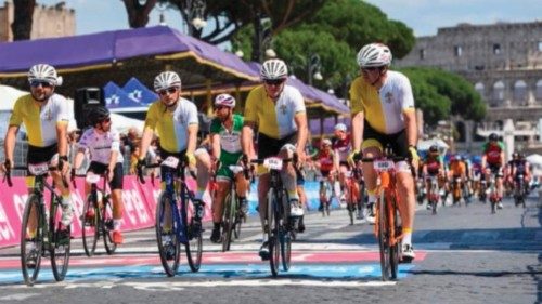 Sei ciclisti di Athletica Vaticana al Giro d’Italia QUO-117 Sei ciclisti di Athletica Vaticana al Giro d’Italia QUO-117
