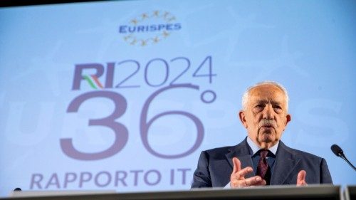 Il Presidente dell'Eurispes Gian Maria Fara durante la presentazione della 36esima edizione del ... Il Presidente dell'Eurispes Gian Maria Fara durante la presentazione della 36esima edizione del ...