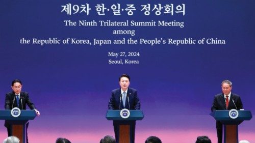 epa11372919 South Korean President Yoon Suk Yeol (C) speaks during a joint news conference meeting ... epa11372919 South Korean President Yoon Suk Yeol (C) speaks during a joint news conference meeting ...