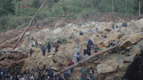 Il Papa vicino alle vittime della Papua Nuova Guinea QUO-119 Il Papa vicino alle vittime della Papua Nuova Guinea QUO-119