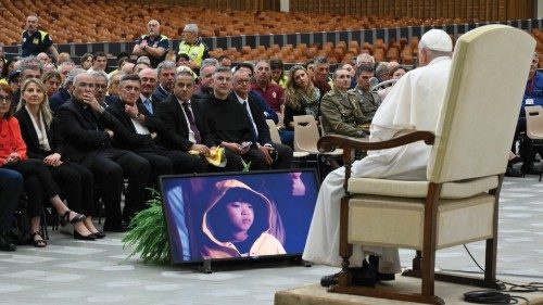  Il Papa con organizzatori  artisti e volontari  della Giornata mondiale dei bambini  QUO-120