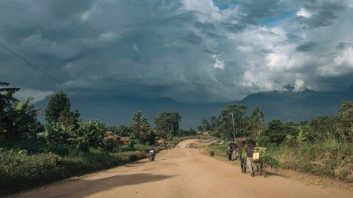 Residents carry goods along the Beni-Kasindi road leading to the Ugandan border, North Kivu ... Residents carry goods along the Beni-Kasindi road leading to the Ugandan border, North Kivu ...