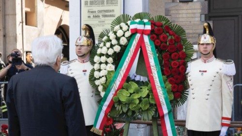 Il Presidente della Repubblica Sergio Mattarella a Piazza della Loggia depone una corona di fiori ... Il Presidente della Repubblica Sergio Mattarella a Piazza della Loggia depone una corona di fiori ...