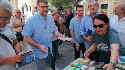Leggere fa bene e aiuta chi ha bisogno QUO-121 Leggere fa bene e aiuta chi ha bisogno QUO-121