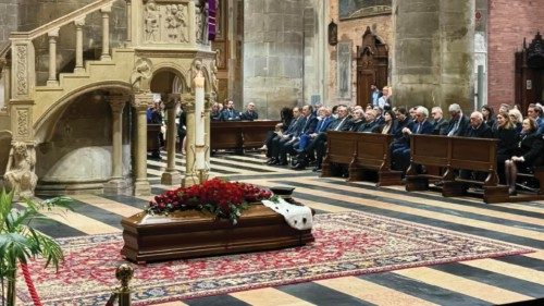 Parenti ed amici assistono nella Cattedrale gremita ai funerali del rettore Franco Anelli a ... Parenti ed amici assistono nella Cattedrale gremita ai funerali del rettore Franco Anelli a ...