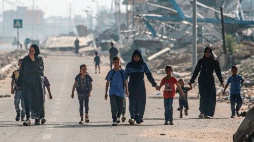 Displaced civilians flee from the east of al-Bureij in the central Gaza Strip due to Israeli ... Displaced civilians flee from the east of al-Bureij in the central Gaza Strip due to Israeli ...