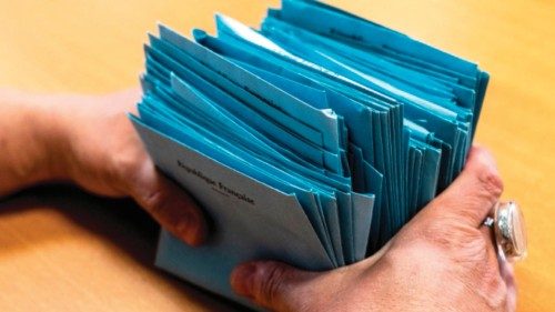 (FILES) Ballot envelopes are counted at a polling station of Gardouch, southwestern France on May ... (FILES) Ballot envelopes are counted at a polling station of Gardouch, southwestern France on May ...