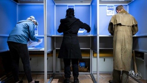 epaselect epa11392522 People cast their votes for the European Parliamentary Elections at a polling ...