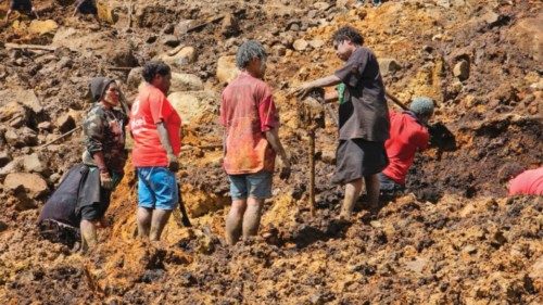 TOPSHOT - Locals dig during search and rescue efforts at the site of a landslide at Yambali village ... TOPSHOT - Locals dig during search and rescue efforts at the site of a landslide at Yambali village ...