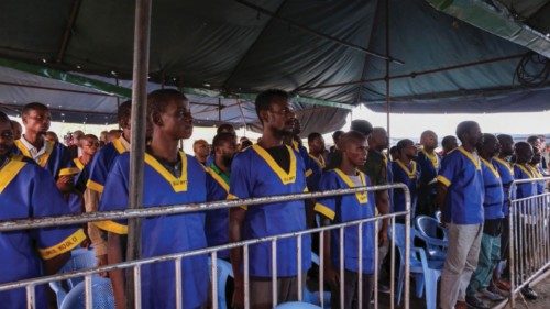 People suspected of involvement in an attempted coup in Congo wait for the beginning of their trial ...
