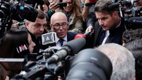Leader of Les Republicains (LR) right-wing opposition party Eric Ciotti (C) addresses media as he ... Leader of Les Republicains (LR) right-wing opposition party Eric Ciotti (C) addresses media as he ...